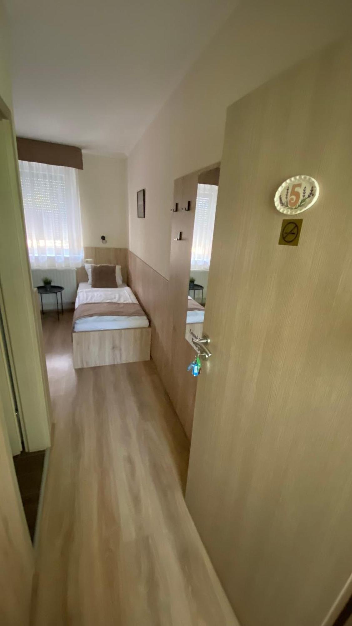 Levendula Vendeghaz Hotell Győr Exteriör bild